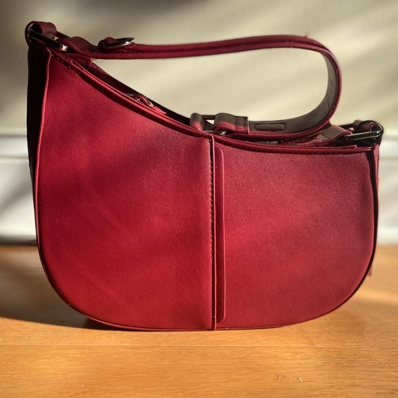 ๐ NEW Red (Cranberry) asymmetrical Steve Madden Hand Bag NWT - Picture 2 of 7